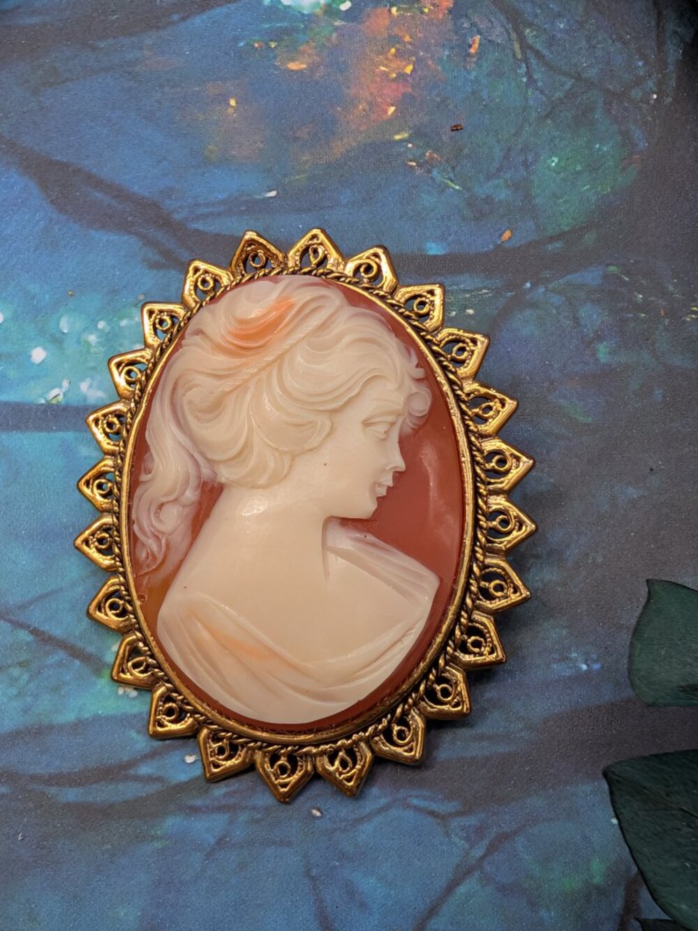 Vintage Gold Tone Classic Cameo Brooch